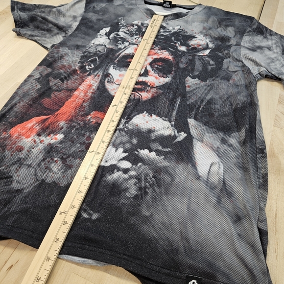 InTo The Am Gothic Inspired T-SHIRT Large - Picture 4 of 7